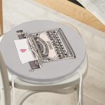 Gri Zemin Antika Daktilo Çizimli Dijital Baskılı Modern Yuvarlak Fermuarlı Sandalye Minderi Realhomes