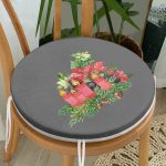 - RealHomes Yuvarlak Fermuarlı Minder - Realhomes  Gri Zemin Çam Yapraklı Mum Tasarımlı Dijital Baskılı Yuvarlak Fermuarlı Sandalye Minderi Realhomes