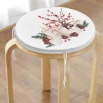 - RealHomes Yuvarlak Fermuarlı Minder - Realhomes  Mum & Kozalak Tasarımlı Christmas Temalı Dijital Baskılı Yuvarlak Fermuarlı Sandalye Minderi Realhomes