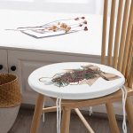 - RealHomes Yuvarlak Fermuarlı Minder - Realhomes  Kurdeleli Kozalak Motifli Dijital Baskılı Yuvarlak Fermuarlı Sandalye Minderi Realhomes