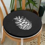 - RealHomes Yuvarlak Fermuarlı Minder - Realhomes  Siyah Beyaz Kozalak Motifli Dijital Baskılı Yuvarlak Fermuarlı Sandalye Minderi Realhomes