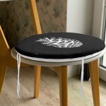 - RealHomes Yuvarlak Fermuarlı Minder - Realhomes  Siyah Beyaz Kozalak Motifli Dijital Baskılı Yuvarlak Fermuarlı Sandalye Minderi Realhomes