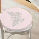 - RealHomes Yuvarlak Fermuarlı Minder - Realhomes  Pembe Zemin Papatyadan Kelebek Tasarımlı Dijital Baskılı Yuvarlak Fermuarlı Sandalye Minderi Realhomes