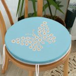 - RealHomes Yuvarlak Fermuarlı Minder - Realhomes Mavi Zemin Papatyadan Kelebek Tasarımlı Dijital Baskılı Modern Yuvarlak Fermuarlı Sandalye Minderi Realhomes