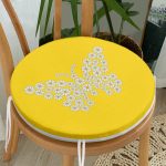 - RealHomes Yuvarlak Fermuarlı Minder - Realhomes Sarı Zemin Papatyadan Kelebek Tasarımlı Dijital Baskılı Yuvarlak Fermuarlı Sandalye Minderi Realhomes