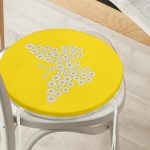 - RealHomes Yuvarlak Fermuarlı Minder - Realhomes Sarı Zemin Papatyadan Kelebek Tasarımlı Dijital Baskılı Yuvarlak Fermuarlı Sandalye Minderi Realhomes