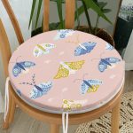 - RealHomes Yuvarlak Fermuarlı Minder - Realhomes  Pembe Zemin Renkli Kelebekler Özel Tasarım Dijital Baskılı Modern Yuvarlak Fermuarlı Sandalye Minderi Realhomes