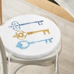 - RealHomes Yuvarlak Fermuarlı Minder - Realhomes  Renkli Anahtar Desenli Dijital Baskılı Yuvarlak Fermuarlı Sandalye Minderi Realhomes