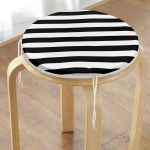 - RealHomes Yuvarlak Fermuarlı Minder - Realhomes  Siyah Beyaz Şeritli Dijital Baskılı Yuvarlak Fermuarlı Sandalye Minderi Realhomes