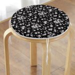 - RealHomes Yuvarlak Fermuarlı Minder - Realhomes  Siyah Zeminde Beyaz Çiçekler Dijital Baskılı Yuvarlak Fermuarlı Sandalye Minderi Realhomes
