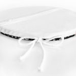 - RealHomes Yuvarlak Fermuarlı Minder - Realhomes  Siyah Zeminde Beyaz Çiçekler Dijital Baskılı Yuvarlak Fermuarlı Sandalye Minderi Realhomes