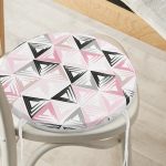 - RealHomes Yuvarlak Fermuarlı Minder - Realhomes Renkli Üçgen Motifler Dijital Baskılı Yuvarlak Fermuarlı Sandalye Minderi Realhomes
