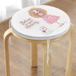 - RealHomes Yuvarlak Fermuarlı Minder - Realhomes Sevimli Kız Motifli Dijital Baskılı Yuvarlak Fermuarlı Sandalye Minderi Realhomes