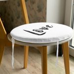 - RealHomes Yuvarlak Fermuarlı Minder - Realhomes Love Yazı Desenli Dijital Baskılı Yuvarlak Fermuarlı Sandalye Minderi Realhomes