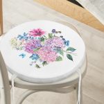 - RealHomes Yuvarlak Fermuarlı Minder - Realhomes Lila Renk Demet Zambak Motifli Yuvarlak Fermuarlı Sandalye Minderi Realhomes