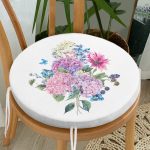 - RealHomes Yuvarlak Fermuarlı Minder - Realhomes Lila Renk Demet Zambak Motifli Yuvarlak Fermuarlı Sandalye Minderi Realhomes