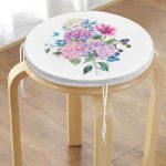 - RealHomes Yuvarlak Fermuarlı Minder - Realhomes Lila Renk Demet Zambak Motifli Yuvarlak Fermuarlı Sandalye Minderi Realhomes