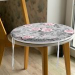 - RealHomes Yuvarlak Fermuarlı Minder - Realhomes  Füme Temalı Kanaviçe Çiçek Motifli Dijital Baskılı Yuvarlak Fermuarlı Sandalye Minderi Realhomes