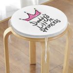 - RealHomes Yuvarlak Fermuarlı Minder - Realhomes  Pembe Taç Desenli Dijital Baskılı Yuvarlak Fermuarlı Sandalye Minderi Realhomes