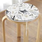 - RealHomes Yuvarlak Fermuarlı Minder - Realhomes Ekru Zeminli Geyik ve Yaprak Motifler Dijital Baskılı Yuvarlak Fermuarlı Sandalye Minderi Realhomes