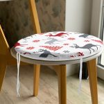 - RealHomes Yuvarlak Fermuarlı Minder - Realhomes  Beyaz Zeminde Yılbaşı Motifleri Dijital Baskılı Yuvarlak Fermuarlı Sandalye Minderi Realhomes