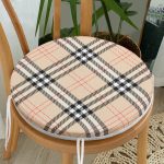 - RealHomes Yuvarlak Fermuarlı Minder - Realhomes  Realhomes Krem Zeminli Ekose Desenli Modern Yuvarlak Fermuarlı Sandalye Minderi Realhomes