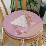 - RealHomes Yuvarlak Fermuarlı Minder - Realhomes Pembe Zeminli Üçgen Mermer Motifli Modern Yuvarlak Fermuarlı Sandalye Minderi Realhomes