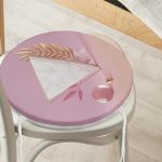 - RealHomes Yuvarlak Fermuarlı Minder - Realhomes Pembe Zeminli Üçgen Mermer Motifli Modern Yuvarlak Fermuarlı Sandalye Minderi Realhomes