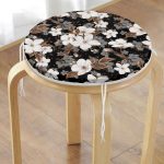 - RealHomes Yuvarlak Fermuarlı Minder - Realhomes  Siyah Zeminde 3D Çiçekler Temalı Modern Yuvarlak Fermuarlı Sandalye Minderi Realhomes