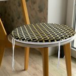 - RealHomes Yuvarlak Fermuarlı Minder - Realhomes  Siyah Zeminde Gold Geometrik Desenli Yuvarlak Fermuarlı Sandalye Minderi Realhomes