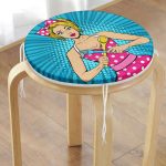 Mavi Zemini Popart Girl Desenli Yuvarlak Fermuarlı Sandalye Minderi Realhomes