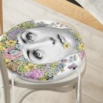 - RealHomes Yuvarlak Fermuarlı Minder - Realhomes  Realhomes Piero Fornasetti Tasarımlı Yuvarlak Fermuarlı Sandalye Minderi Realhomes