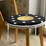 - RealHomes Yuvarlak Fermuarlı Minder - Realhomes  Siyah Zeminde Sweet Holiday Tasarımlı Dijital Baskılı Yuvarlak Fermuarlı Sandalye Minderi Realhomes