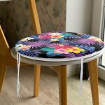 - RealHomes Yuvarlak Fermuarlı Minder - Realhomes Siyah Zeminde Rengarenk Çiçekler Tasarımlı Yuvarlak Fermuarlı Sandalye Minderi Realhomes