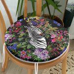 - RealHomes Yuvarlak Fermuarlı Minder - Realhomes  Siyah Zeminde Amazon Zebra Tasarımlı Dijital Baskılı Yuvarlak Fermuarlı Sandalye Minderi Realhomes