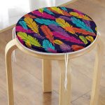 - RealHomes Yuvarlak Fermuarlı Minder - Realhomes Lacivert Zeminde Renkli Tüyler Özel Tasarımlı Yuvarlak Fermuarlı Sandalye Minderi Realhomes