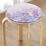 - RealHomes Yuvarlak Fermuarlı Minder - Realhomes Lila Zeminde Çiçek Motifli Dijital Baskılı Modern Yuvarlak Fermuarlı Sandalye Minderi Realhomes