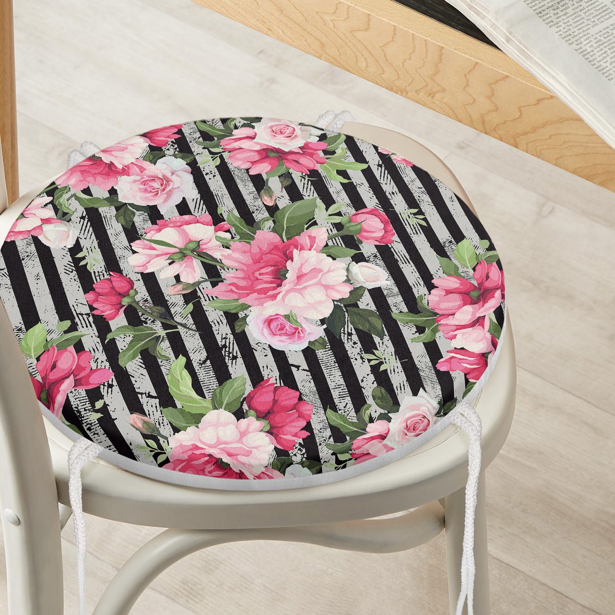 Çizgili Zeminde Rengarenk Çiçekler Dijital Baskılı Modern Yuvarlak Fermuarlı Sandalye Minderi Realhomes