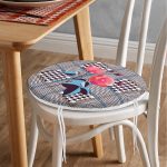 - RealHomes Yuvarlak Fermuarlı Minder - Realhomes  Ekose Zeminde Kırmızı Çiçekler Dijital Baskılı Modern Yuvarlak Fermuarlı Sandalye Minderi Realhomes