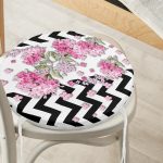 - RealHomes Yuvarlak Fermuarlı Minder - Realhomes Siyah Zikzak Zeminde İlkbahar Çiçekleri Temalı Yuvarlak Fermuarlı Sandalye Minderi Realhomes