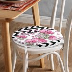 - RealHomes Yuvarlak Fermuarlı Minder - Realhomes Siyah Zikzak Zeminde İlkbahar Çiçekleri Temalı Yuvarlak Fermuarlı Sandalye Minderi Realhomes