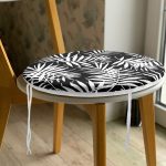 - RealHomes Yuvarlak Fermuarlı Minder - Realhomes  Siyah Zeminde Beyaz Yaprak Tasarımlı Dijital Baskılı Yuvarlak Fermuarlı Sandalye Minderi Realhomes