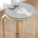 - RealHomes Yuvarlak Fermuarlı Minder - Realhomes  Realhomes Hello Kedicik Özel Tasarımlı Modern Yuvarlak Fermuarlı Sandalye Minderi Realhomes