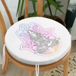 Fatma Ana Eli İçerisinde Yoga Yapan Kadın Desenli Yuvarlak Fermuarlı Sandalye Minderi Realhomes