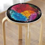 - RealHomes Yuvarlak Fermuarlı Minder - Realhomes  Siyah Zeminde Renkli Uzak Doğu Denge İkonlu Dijital Baskılı Yuvarlak Fermuarlı Sandalye Minderi Realhomes