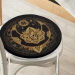 - RealHomes Yuvarlak Fermuarlı Minder - Realhomes Siyah Zeminde Gold Hilal İçerisinde Üçüncü Göz Motifli Yuvarlak Fermuarlı Sandalye Minderi Realhomes