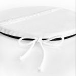 - RealHomes Yuvarlak Fermuarlı Minder - Realhomes Siyah Zeminde Gold Hilal İçerisinde Üçüncü Göz Motifli Yuvarlak Fermuarlı Sandalye Minderi Realhomes