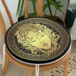 - RealHomes Yuvarlak Fermuarlı Minder - Realhomes  Realhomes Özel Tasarım Siyah Zeminde Gold Medusa Yuvarlak Fermuarlı Sandalye Minderi Realhomes