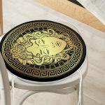 - RealHomes Yuvarlak Fermuarlı Minder - Realhomes  Realhomes Özel Tasarım Siyah Zeminde Gold Medusa Yuvarlak Fermuarlı Sandalye Minderi Realhomes