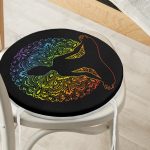 - RealHomes Yuvarlak Fermuarlı Minder - Realhomes  Siyah Zeminde Gökkuşağı Motifli Uzak Doğu Yoga Desenli Yuvarlak Fermuarlı Sandalye Minderi Realhomes